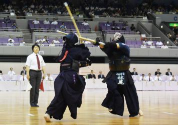 準決勝、中村学園女子×東奥義塾【大将】妹尾×杉本|妹尾はメンを決めて追いつき、さらに豪快なメン(写真)で逆転勝利