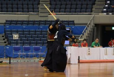 4回戦、渡部(桐蔭学園)×森田菜央(四ツ葉学園)|健闘した森田だったが、渡部がメンを先取したあと、ドウを抜いて(写真)二本勝ちを収める