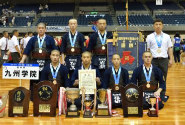 男子団体優勝・九州学院(熊本)|福田敏樹(3年)、門間光児(2年)、池内暢斗(3年)、小川大輝(3年)、重黒木祐介(3年)、岩間功樹(2年)、渡邊龍真(3年)。監督=米田敏郎
