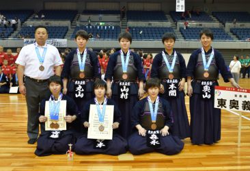 3位・東奥義塾(青森)|丸山里桜(2年)、山村彩乃(3年)、齋藤とも(1年)、森永紗也香2年)、杉本咲妃(2年)、本間朱莉(1年)、奥山璃胡(2年)。監督=伊藤俊哉